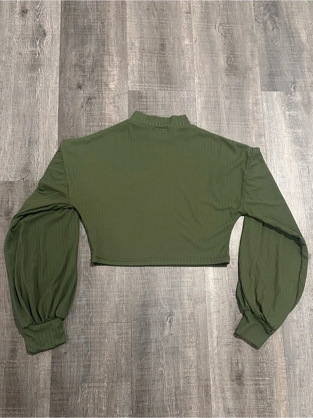 💞 Women’s Size Medium Olive Green Long-Sleeve Mock Turtleneck Cropped Top - Picture 2 of 4